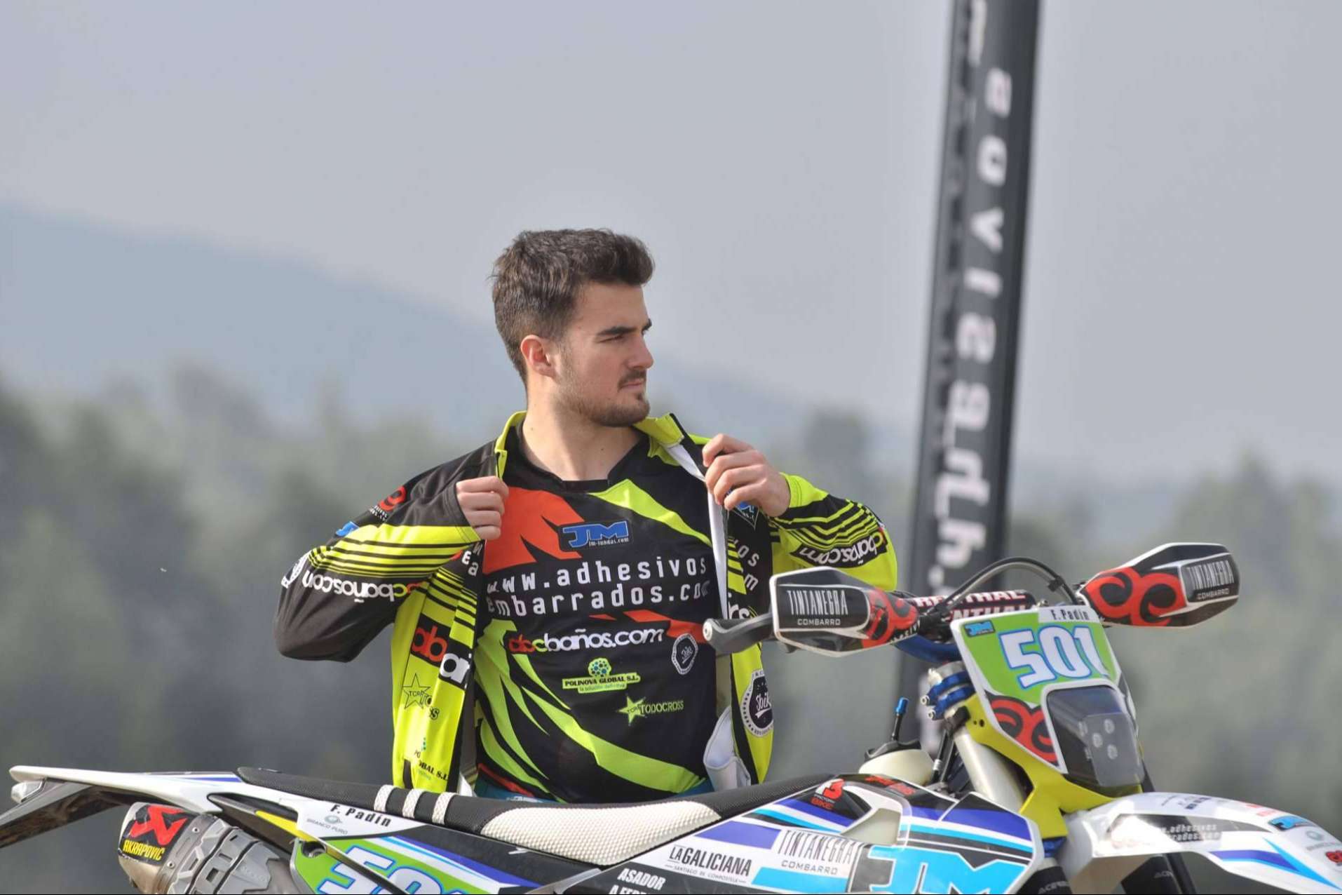 ADHESIVOSEMBARRADOS es una firma especializada en elaborar camiseta motocross