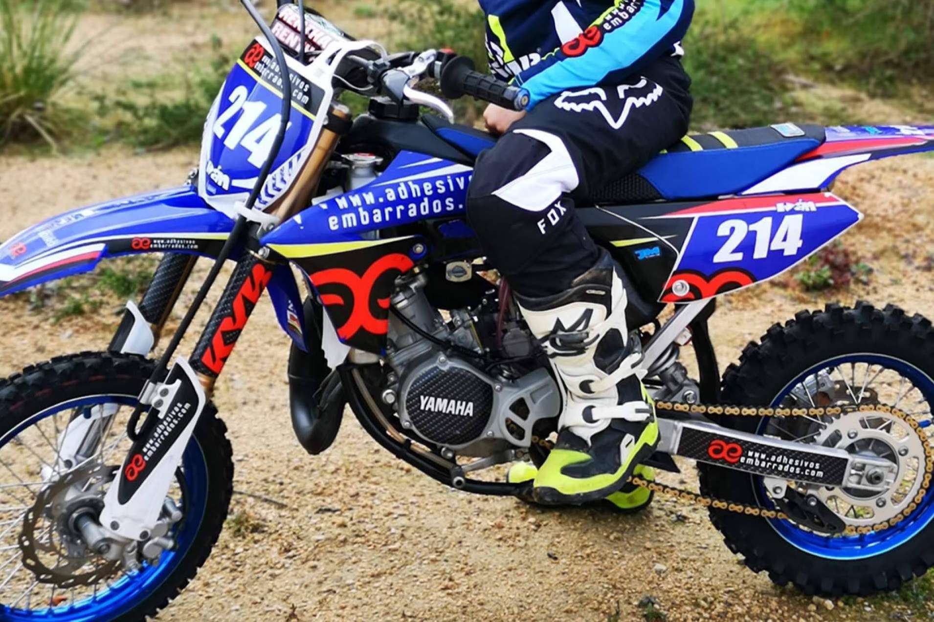 ADHESIVOSEMBARRADOS da la posibilidad de personalizar las motos off road con plásticos y adhesivos