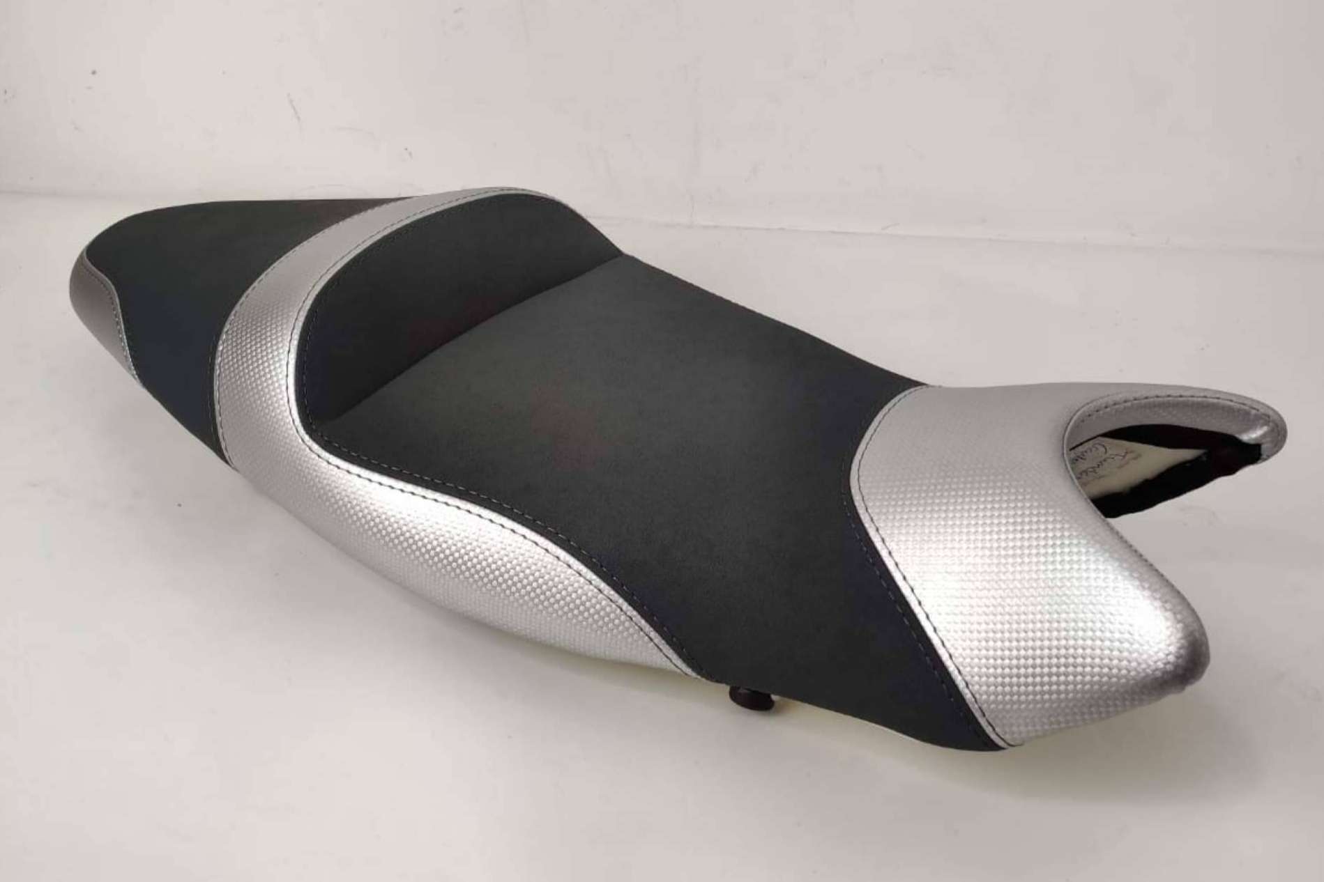 JM-FUNDAS ofrece servicios de tapizado de asientos de moto