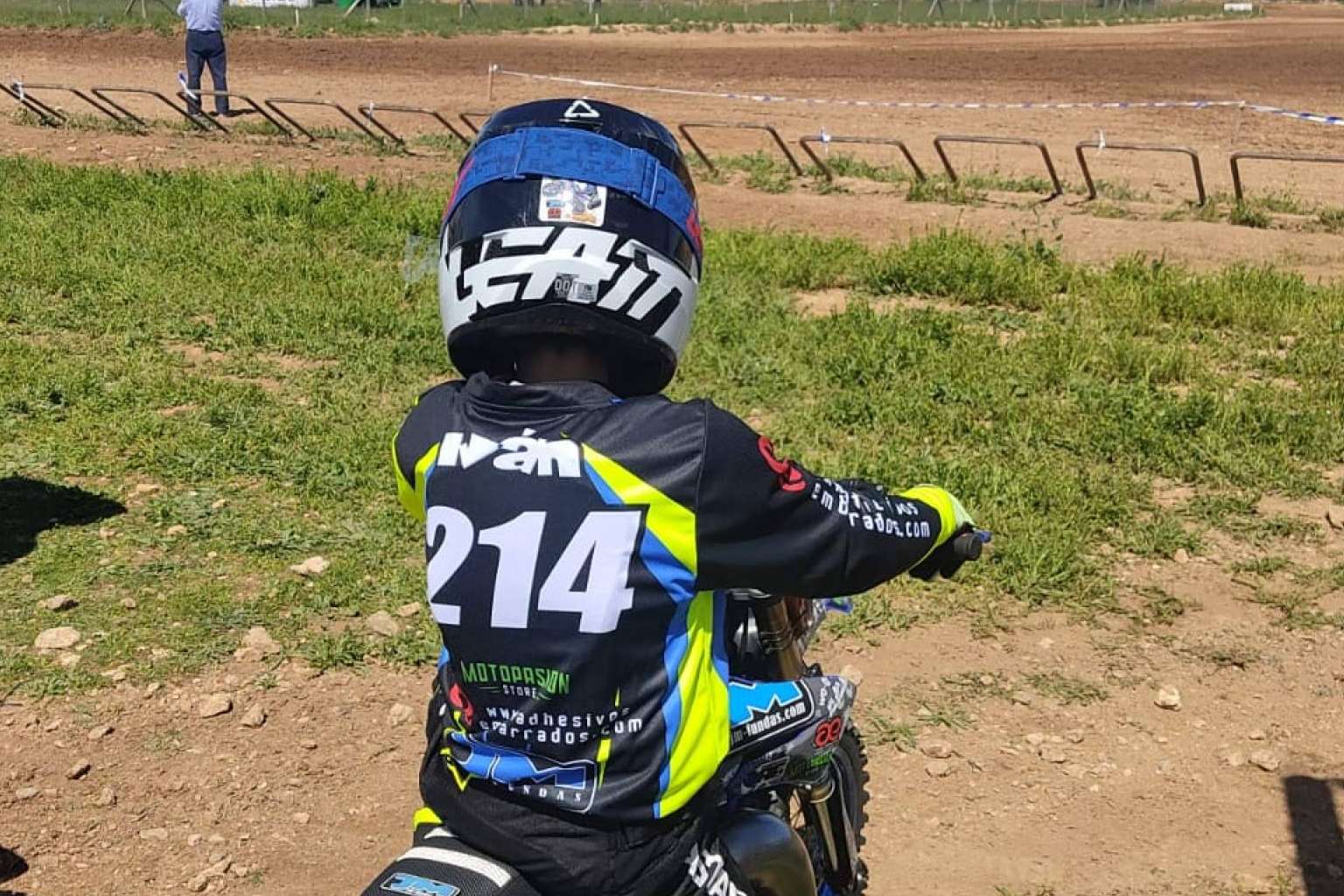 ADHESIVOSEMBARRADOS es una alternativa de confianza para hacerse con una equipación motocross personalizada
