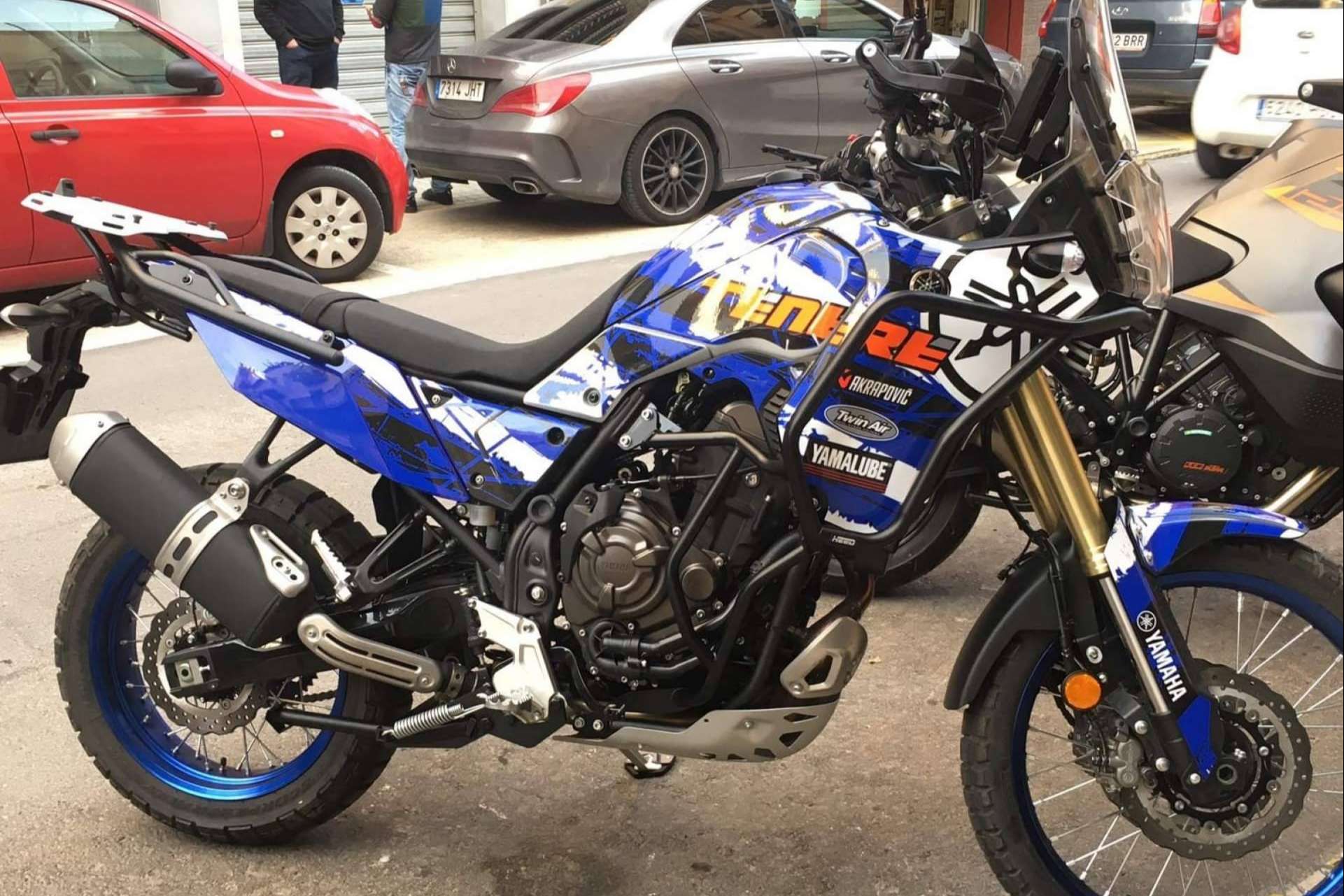 Las opciones de pegatinas para moto personalizada con ADHESIVOSEMBARRADOS