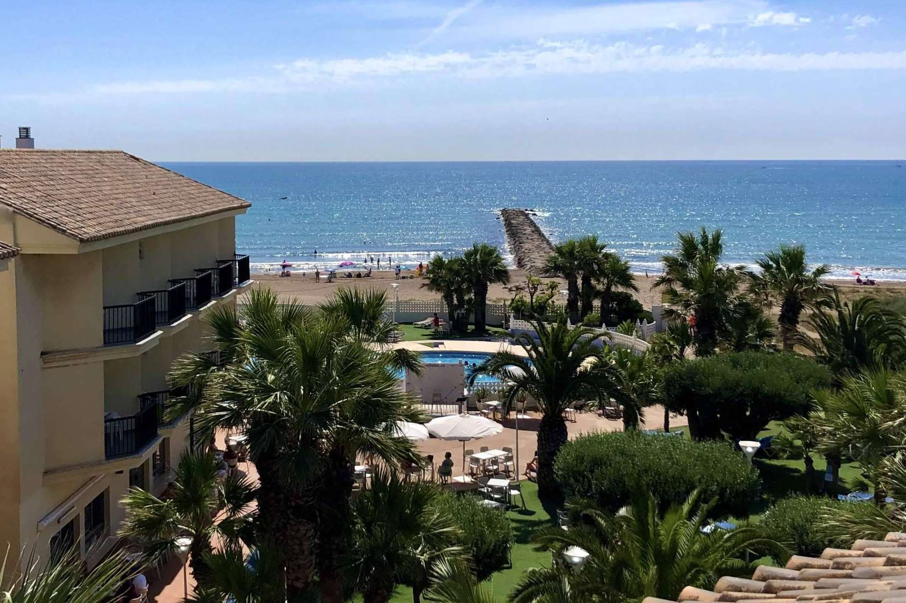 La vida sabe mejor en la playa, Valhotel