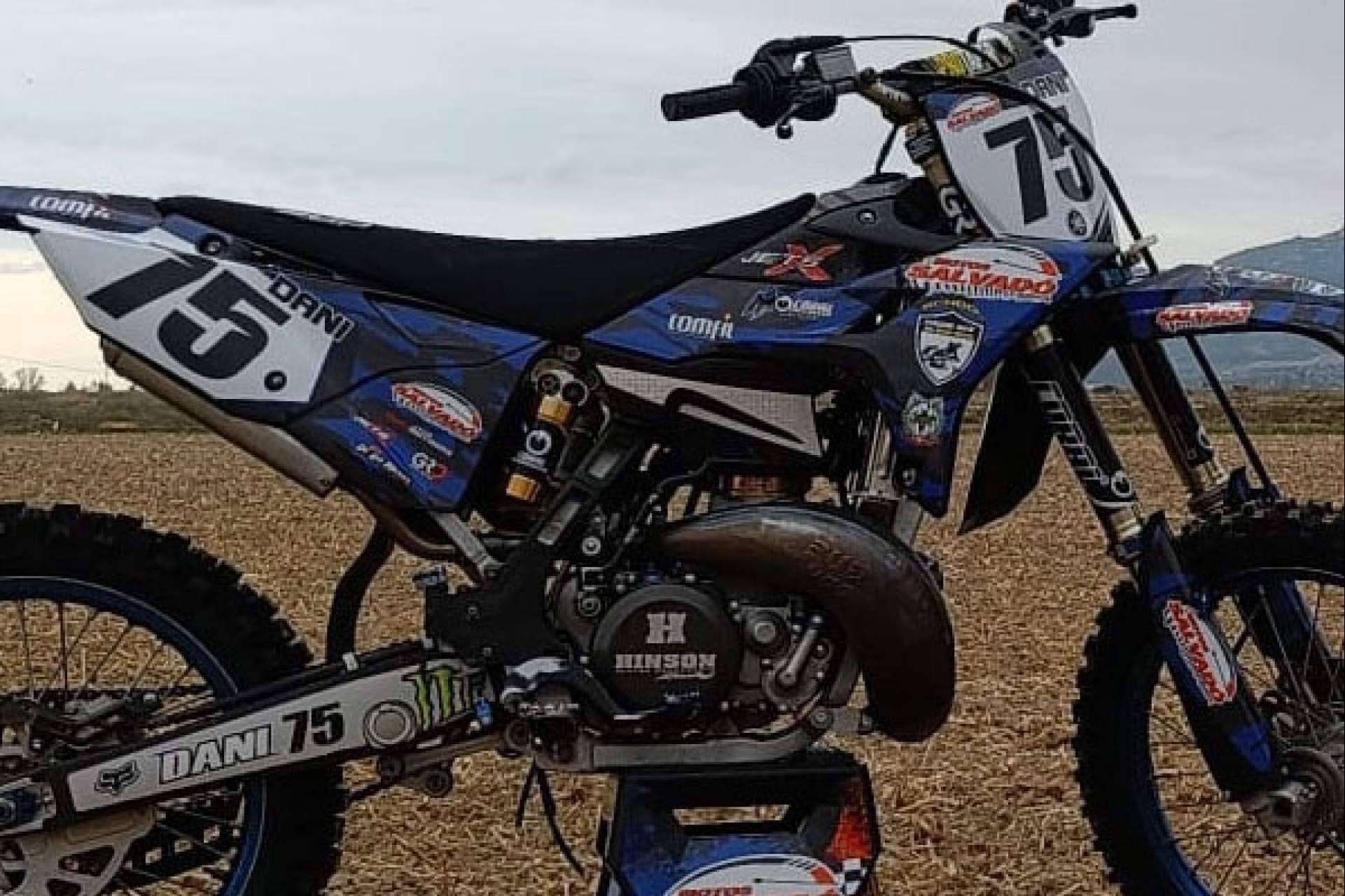 ADHESIVOSEMABRRADOS presenta las ventajas de las pegatinas para moto