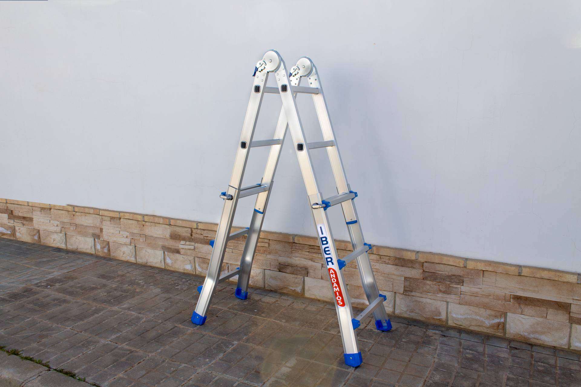 Amplio catálogo de escaleras de aluminio profesionales, con IBERANDAMIOS