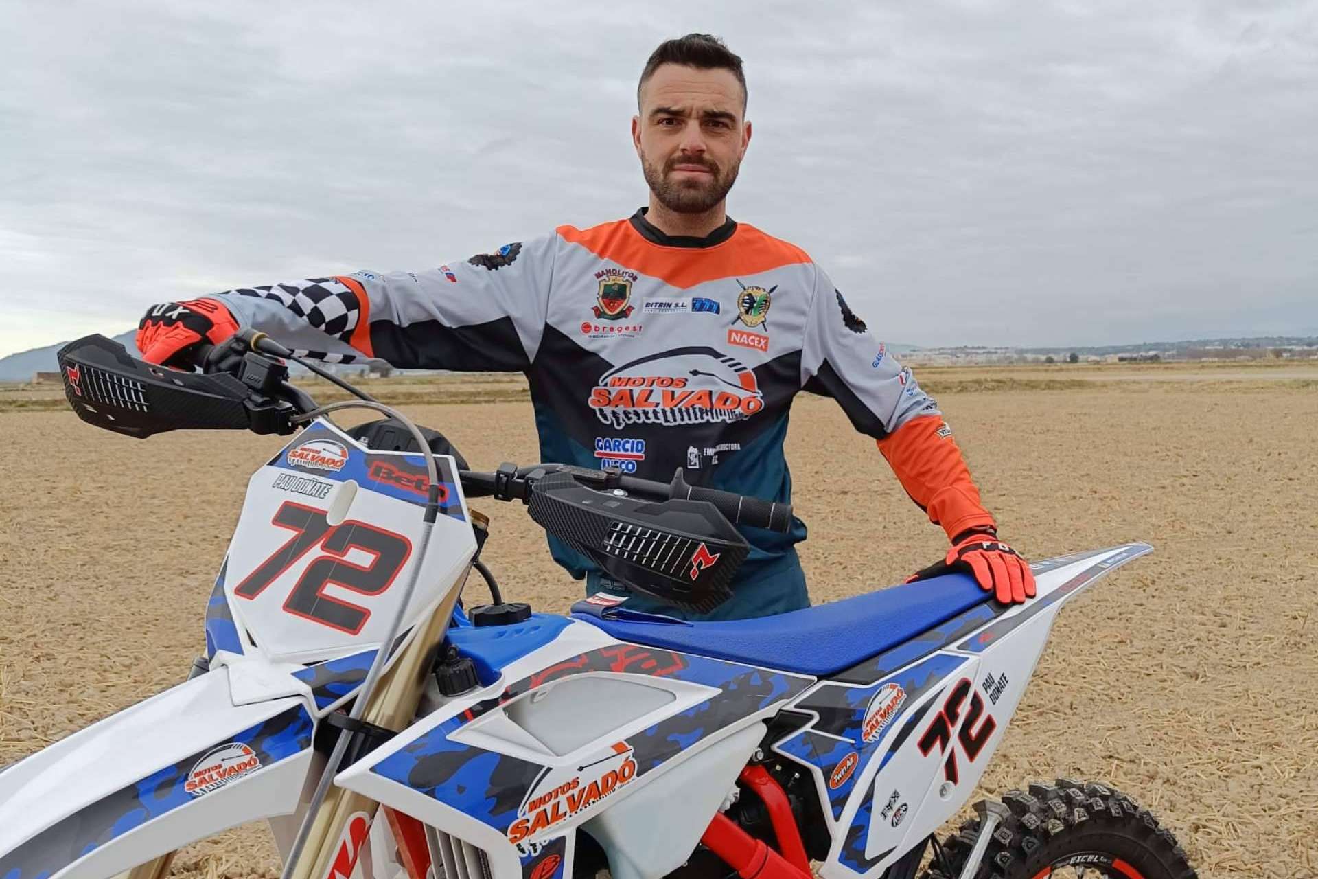 ADHESIVOSEMBARRADOS dispone de camiseta motocross