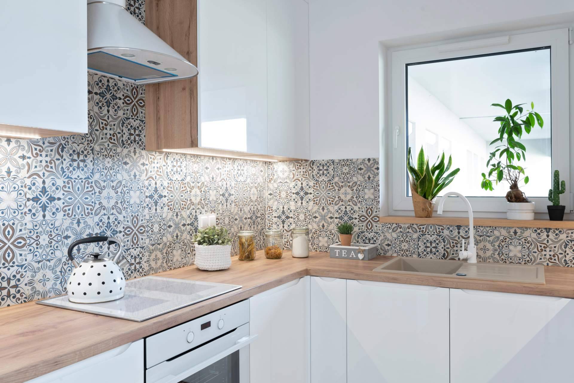 Interazulejo presenta una extensa selección de azulejos para cocina en su catálogo
