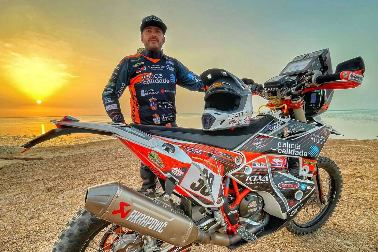 ADHESIVOSEMBARRADOS ofrece la posibilidad de personalizar al máximo la ropa de motocross