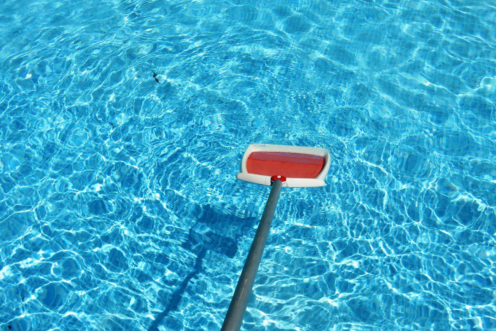 Mantener el agua de la piscina limpia sin vaciarla