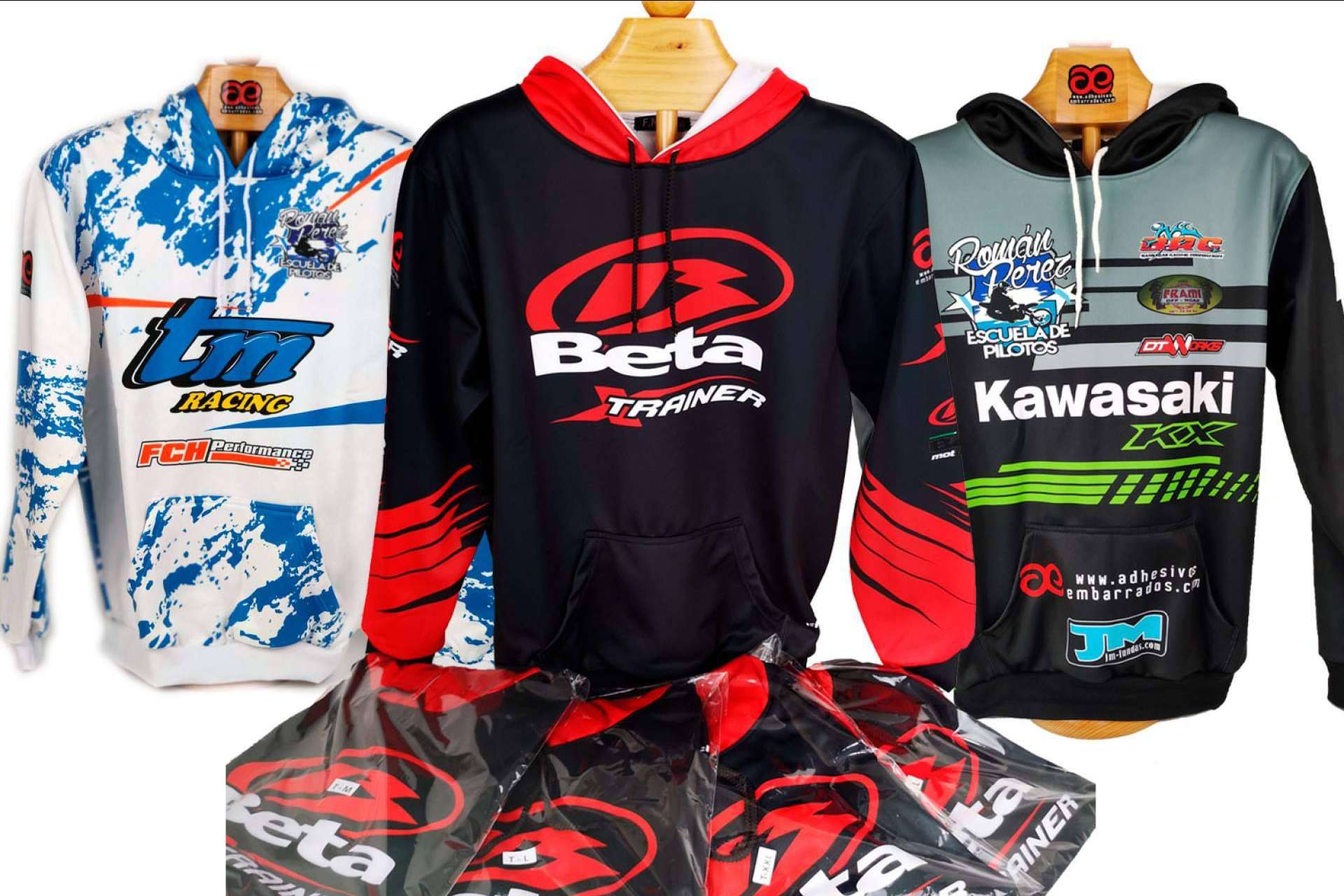 ADHESIVOSEMBARRADOS revoluciona la equipación para moto offroad con diseños personalizados