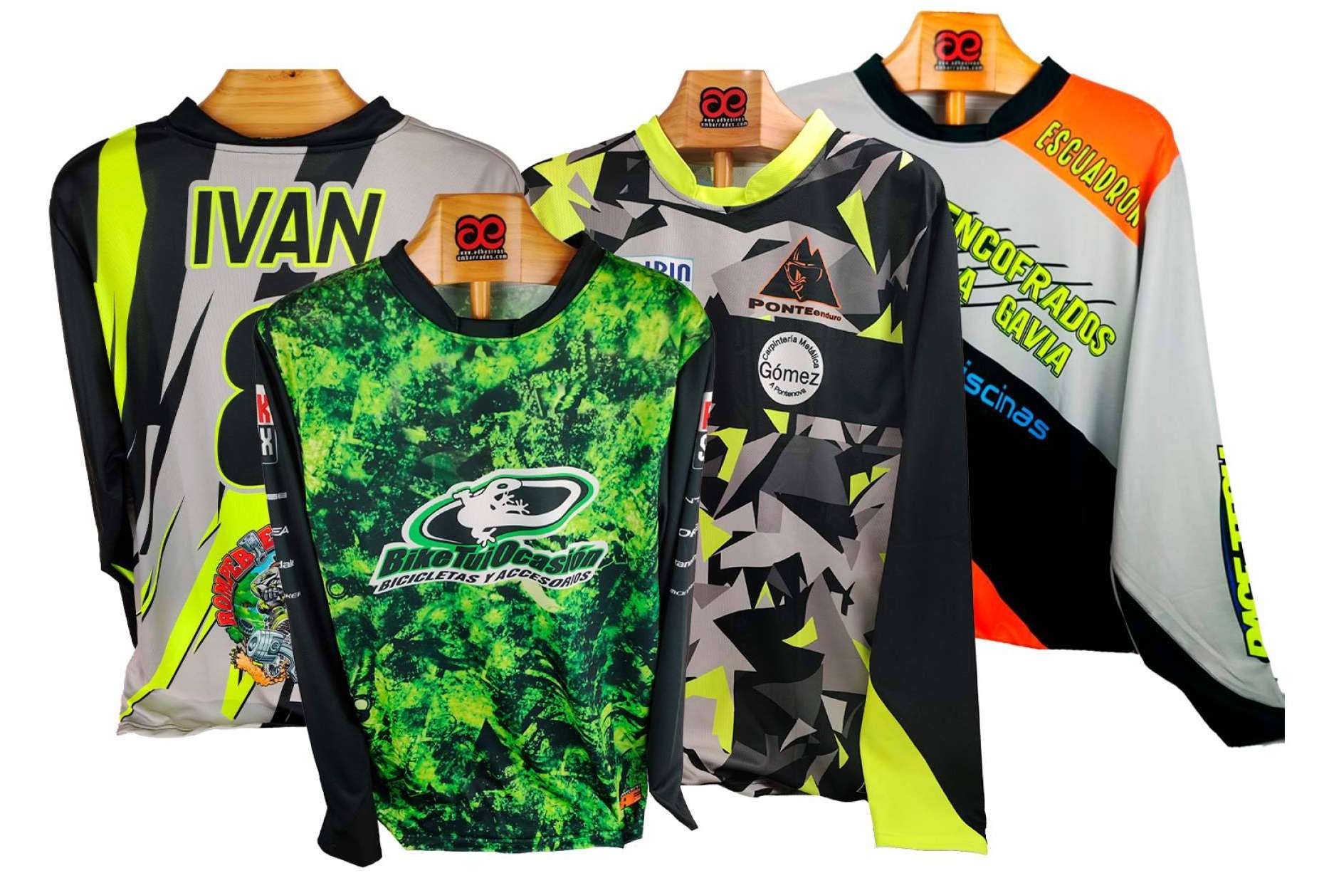 Ropa off-road personalizada, máxima comodidad y estilo con ADHESIVOSEMBARRADOS