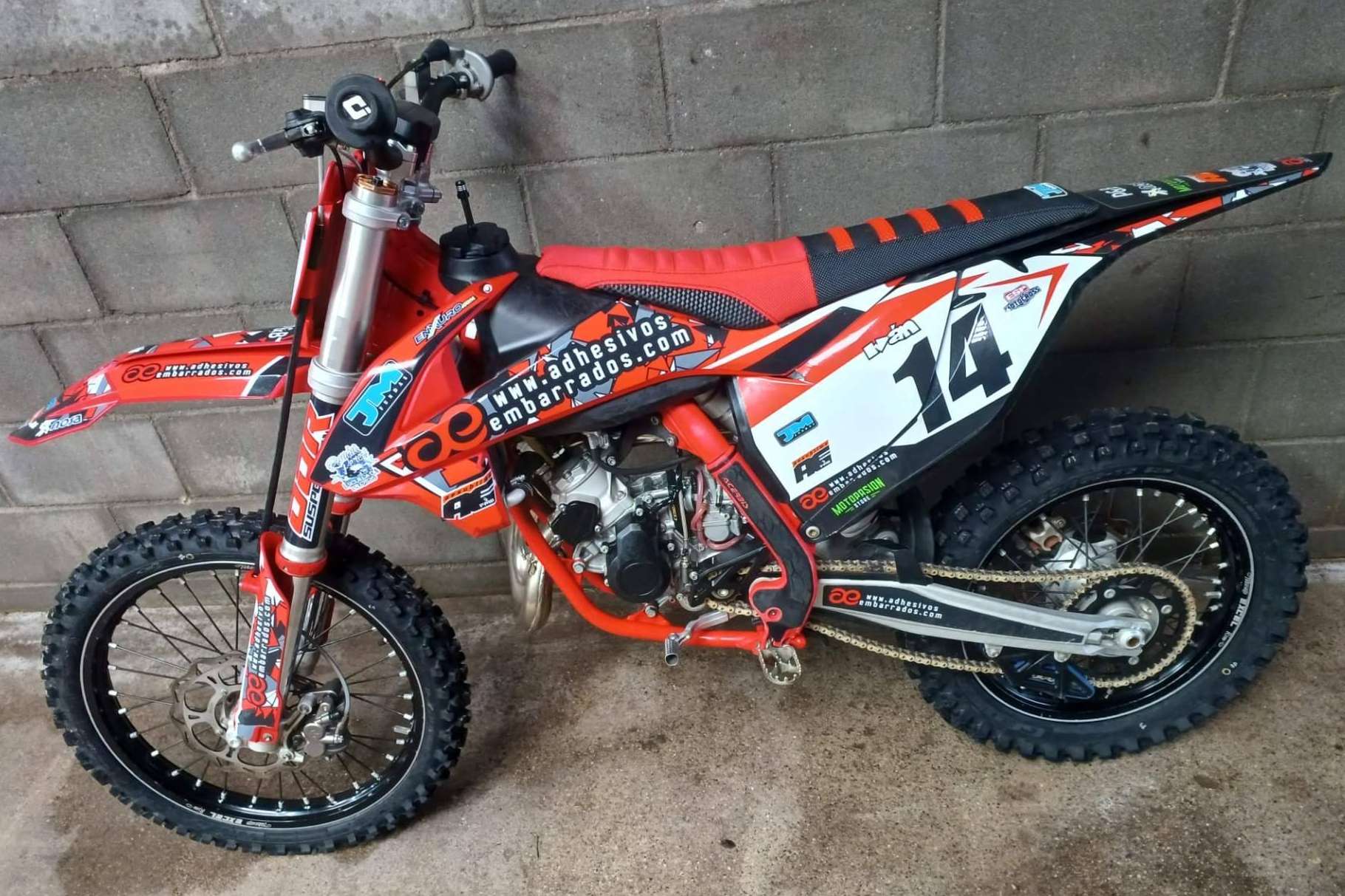 ADHESIVOSEMBARRADOS, la innovación en adhesivos personalizados para motocross que marca la diferencia