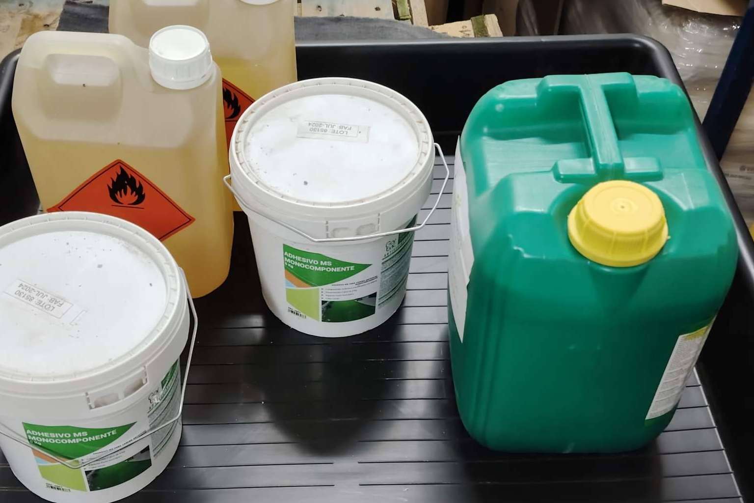Soluciones seguras para el almacenamiento de productos químicos en el sector del calzado y la marroquinería