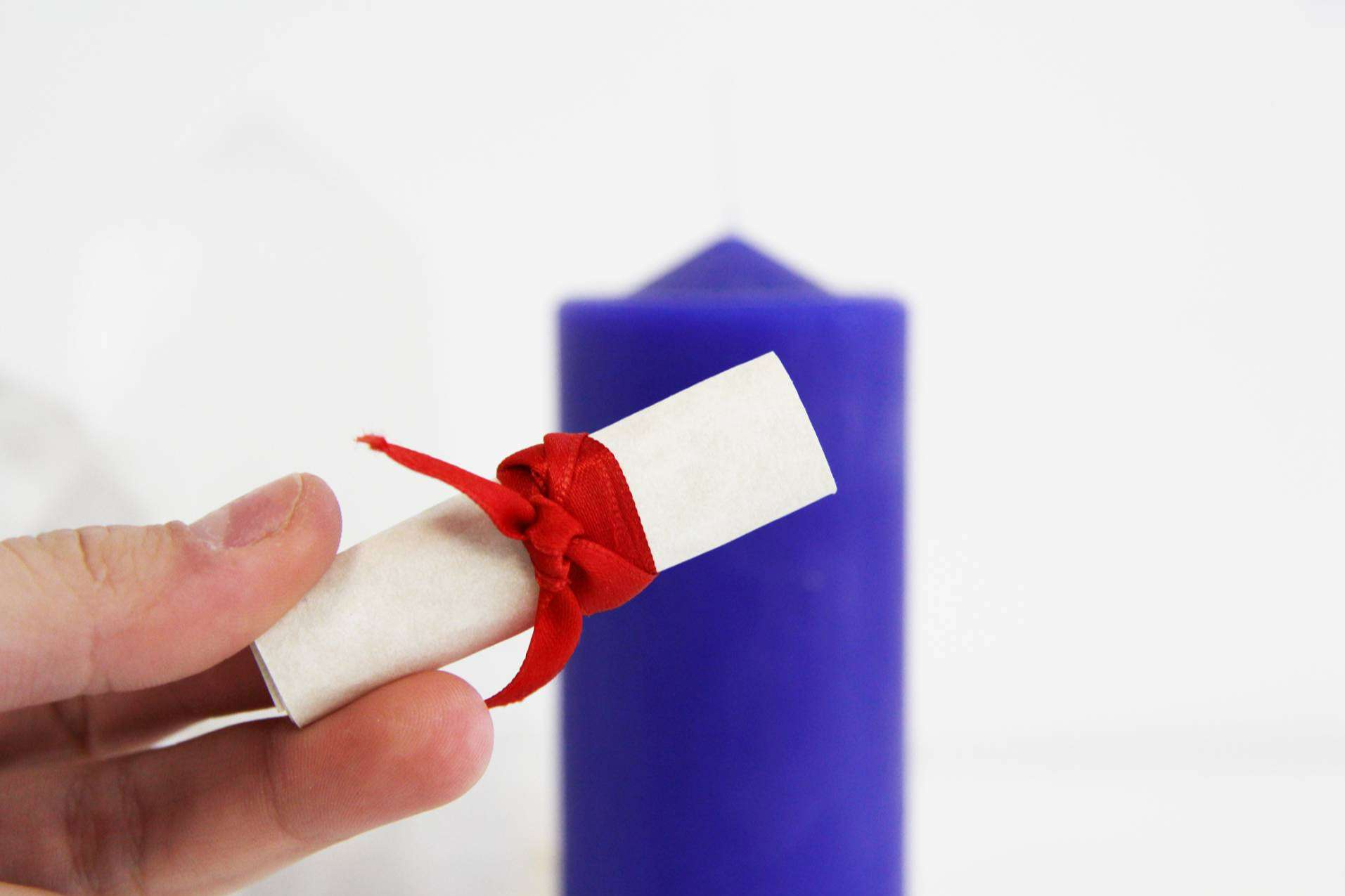 ¿Por qué tantos estudiantes encienden una vela azul antes de estudiar?