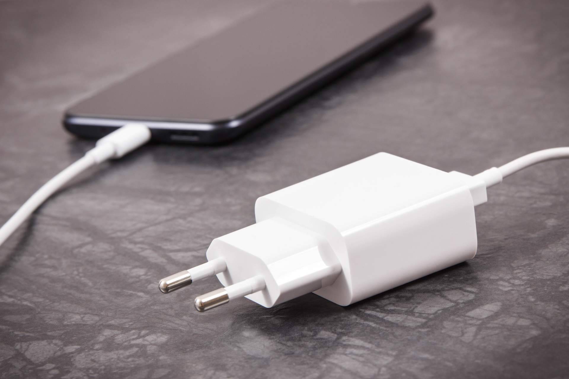 Formarse como técnico profesional es posible con el curso para reparar móviles de SCHOOL REPAIR PHONES
