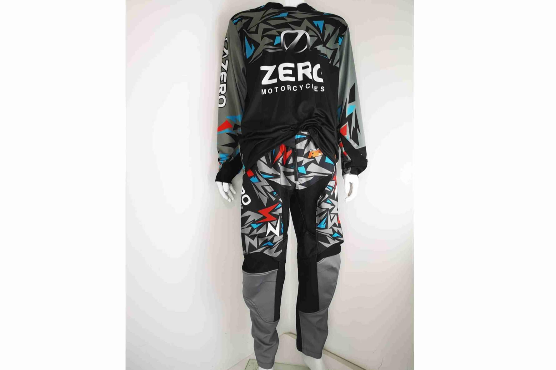 ADHESIVOSEMBARRADOS amplía su catálogo con ropa personalizada para enduro y motocross