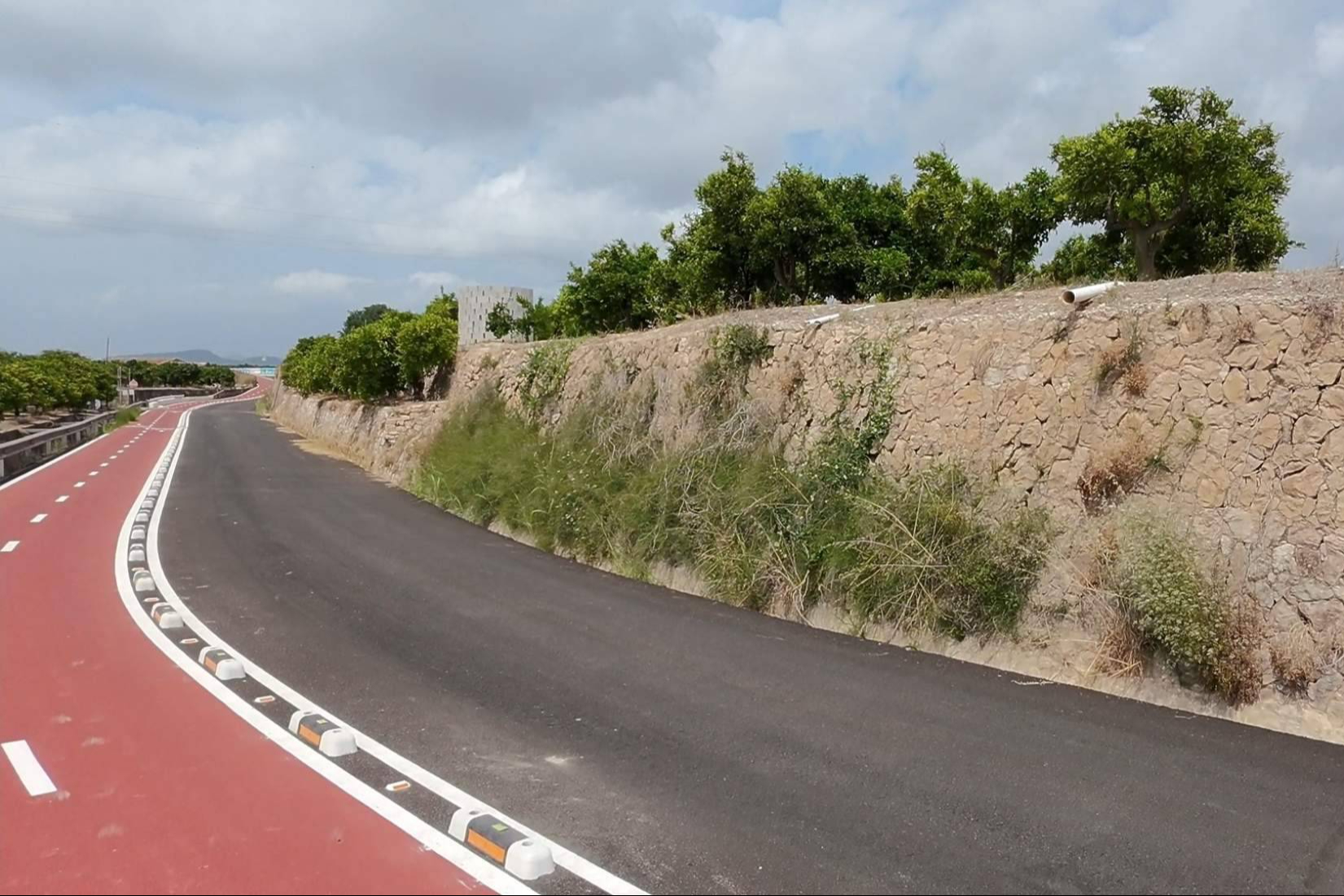 Ciudades españolas refuerzan la seguridad vial con el separador de carril bici fotoluminiscente de Abadecom Urban