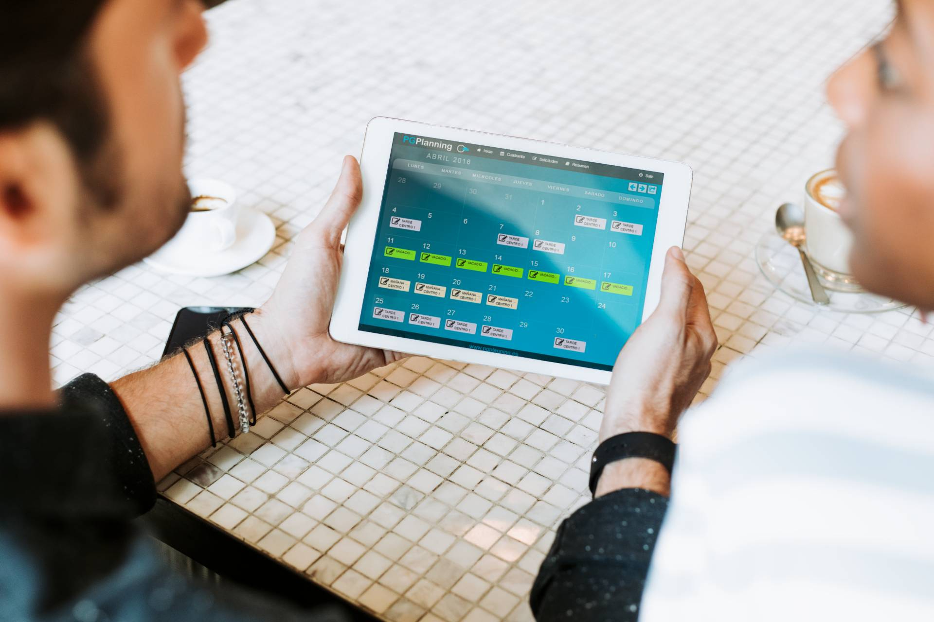Cómo el control horario digital está transformando la gestión de turnos en las empresas españolas