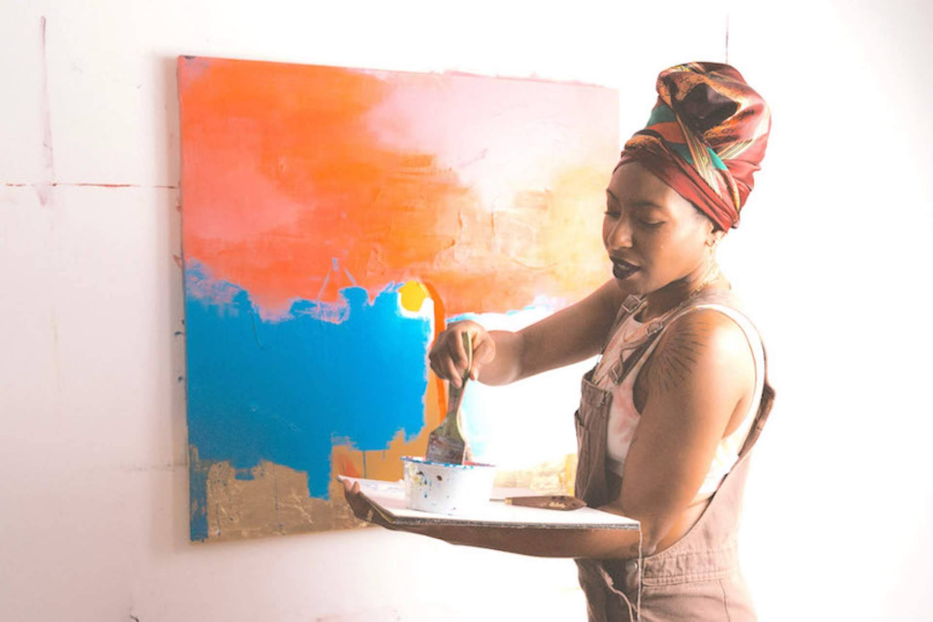 Chris White transforma el trauma en arte vivo en su nueva exposición en Studio 46 Barcelona