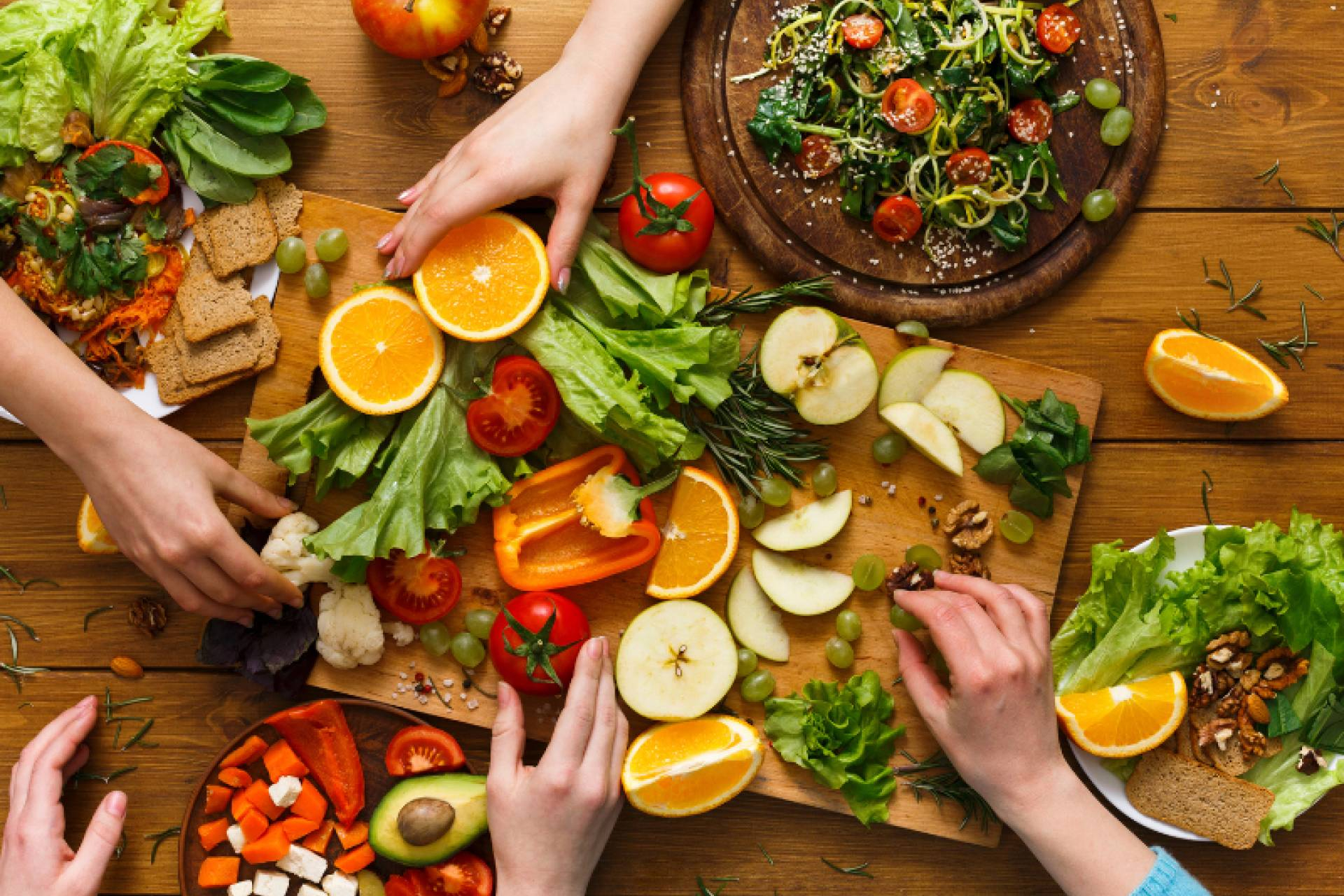 Experto en Psiconeuroinmunología Clínica; 'Se puede comer saludable sin sufrimiento ni dietas estrictas'