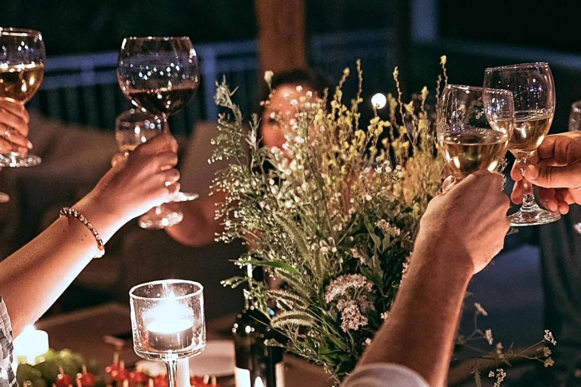 La cena de empresa, el cóctel navideño perfecto para las infidelidades, según la psicóloga Lara Ferreiro