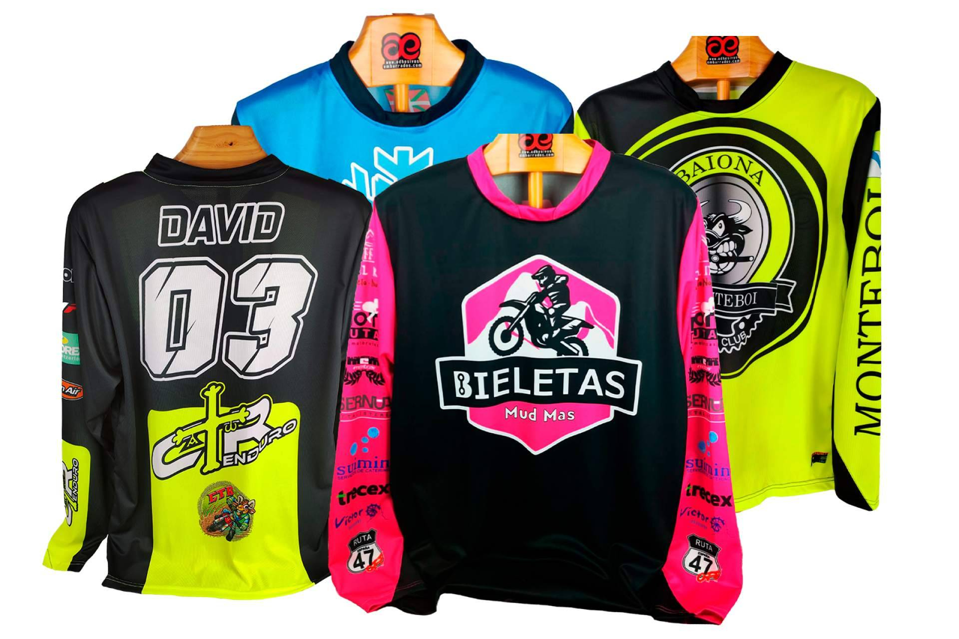 ADHESIVOSEMBARRADOS presenta su nuevalínea de ropa personalizada para motocross con diseños únicos