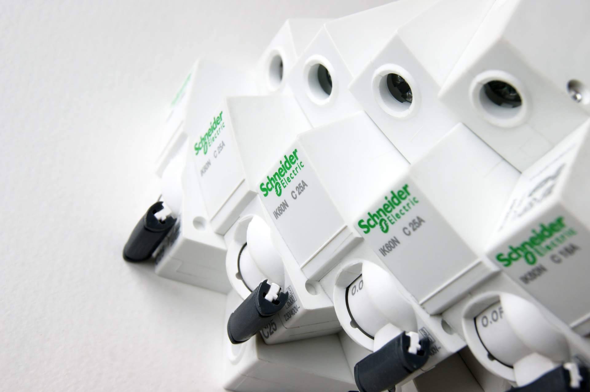 Cadenza Electric concentra stock de material eléctrico Schneider para proyectos eléctricos sin esperas
