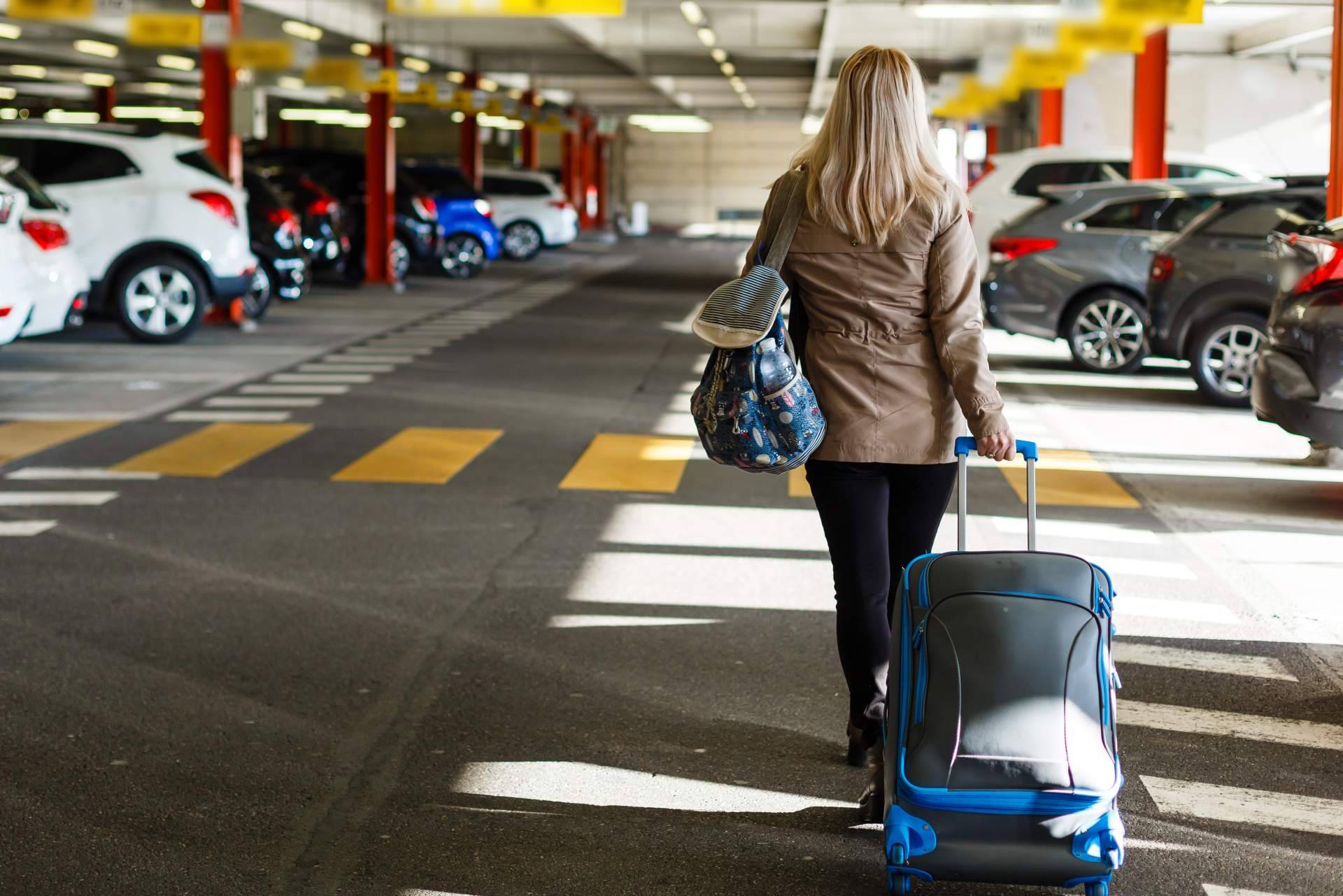 El servicio de traslados de Aparcalo reduce la incertidumbre al buscar un parking en el aeropuerto de Alicante para viajes largos