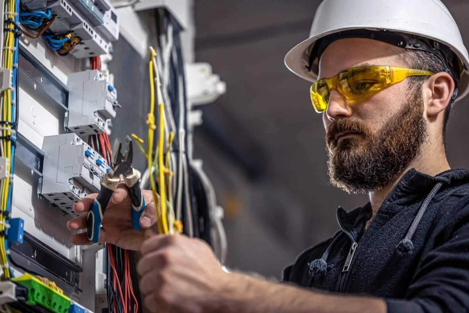 Soluciones González desarrolla servicios de fontaneros y electricistas en Benalmádena y Torremolinos
