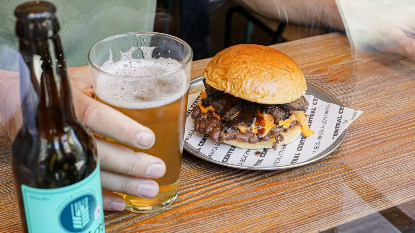 La hamburguesería de Vía Laietana que hace sus burgers desde cero, incluso cuando toca ahumar la carne