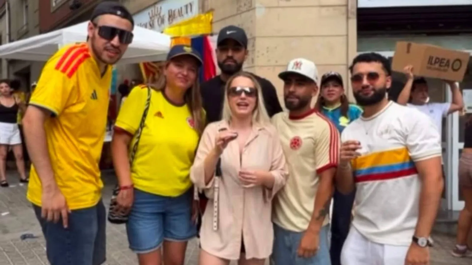 Una iniciativa ciudadana en Barcelona busca urgentemente un avión comercial para enviar ayuda humanitaria a Colombia